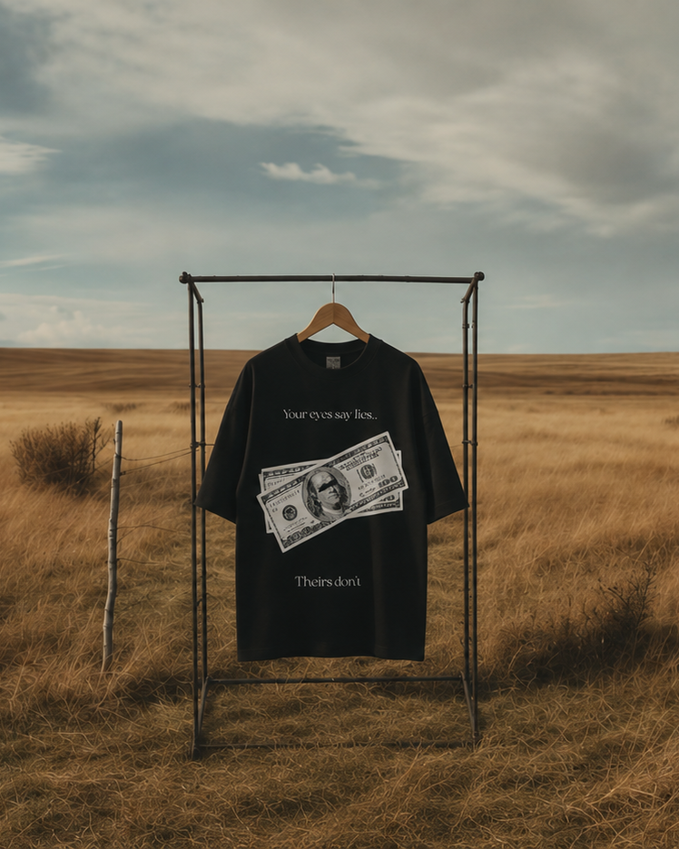 Tricou Countdown pe un stativ, în câmp
