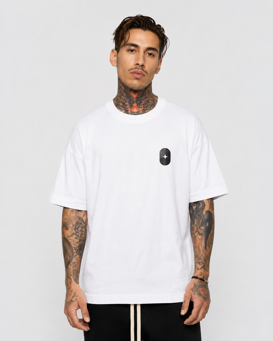 Tricou 01 Countdown, alb, purtat de model